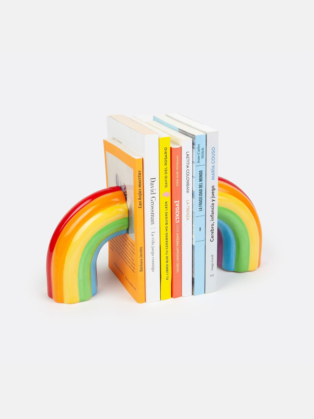 Les deux éléments Rainbow encadrent une rangée de livres.