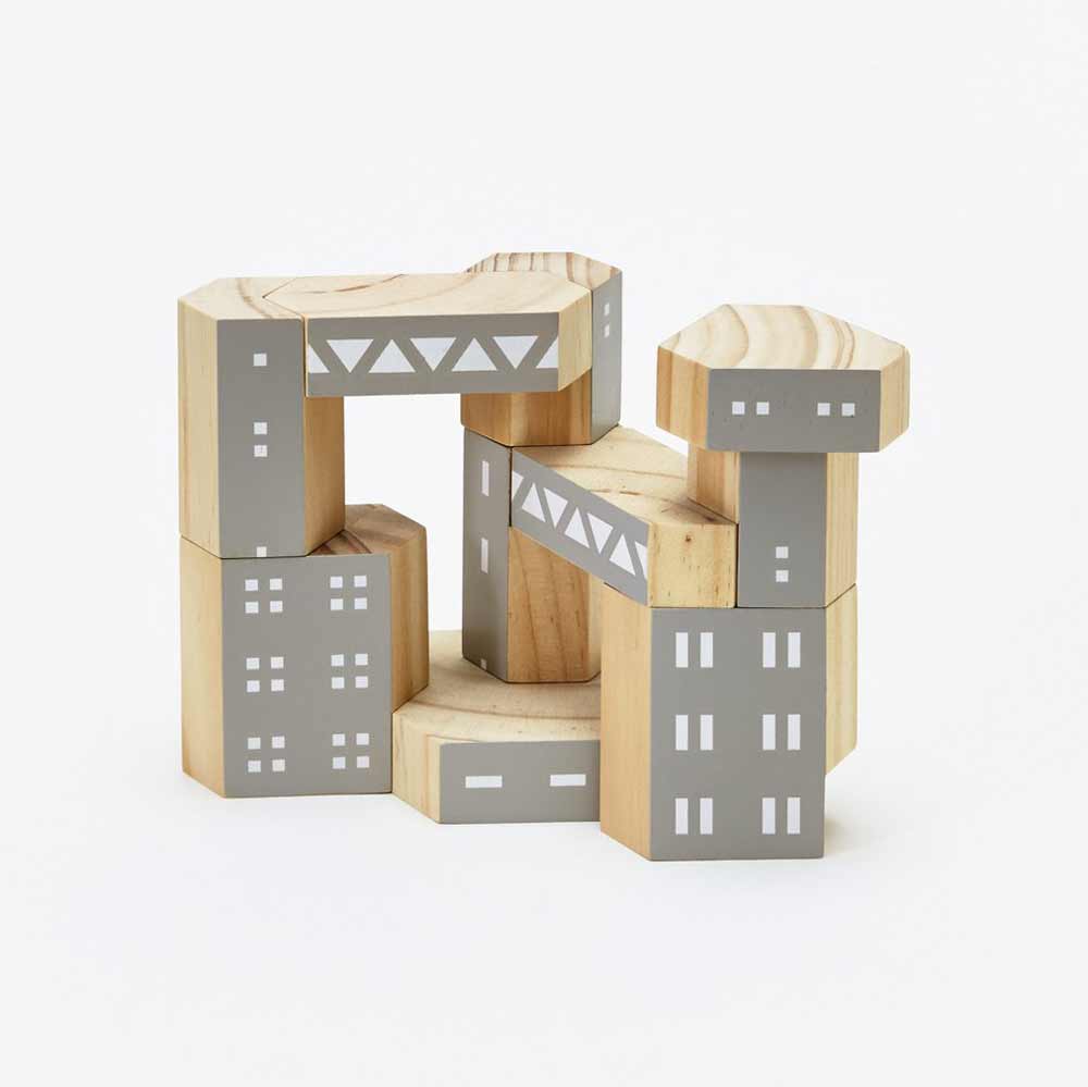 Areaware Blockitecture Brutalism : composition architecturale en bois sur fond clair.
