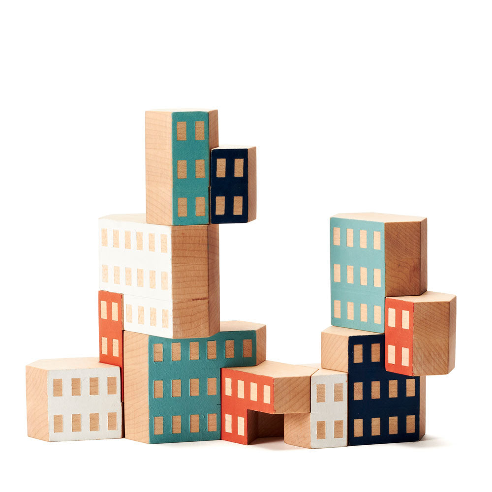 Areaware Blockitecture Habitat : composition architecturale en bois sur fond clair.