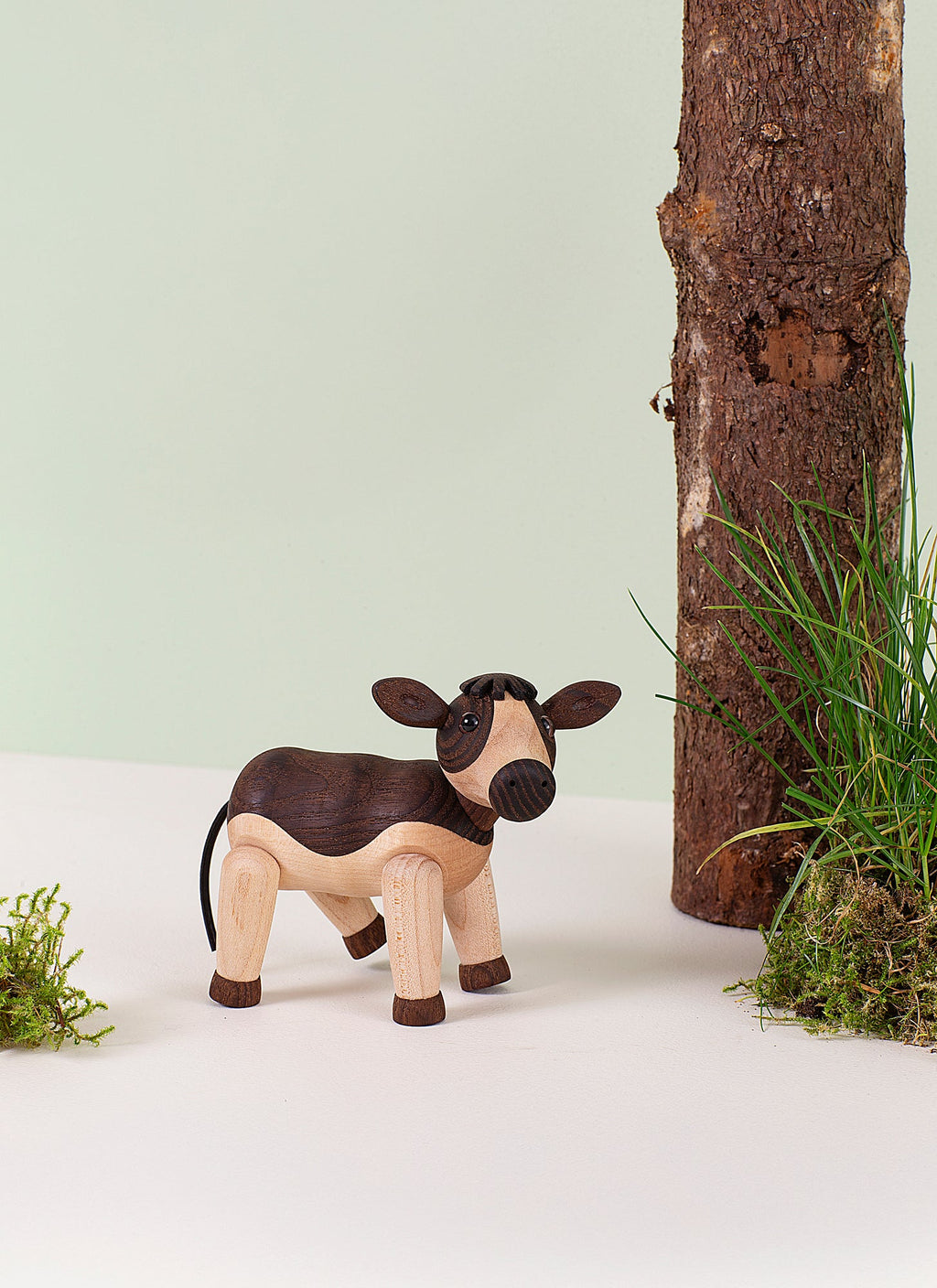 Dandy seul debout dans un décor de verdure avec une écorce.