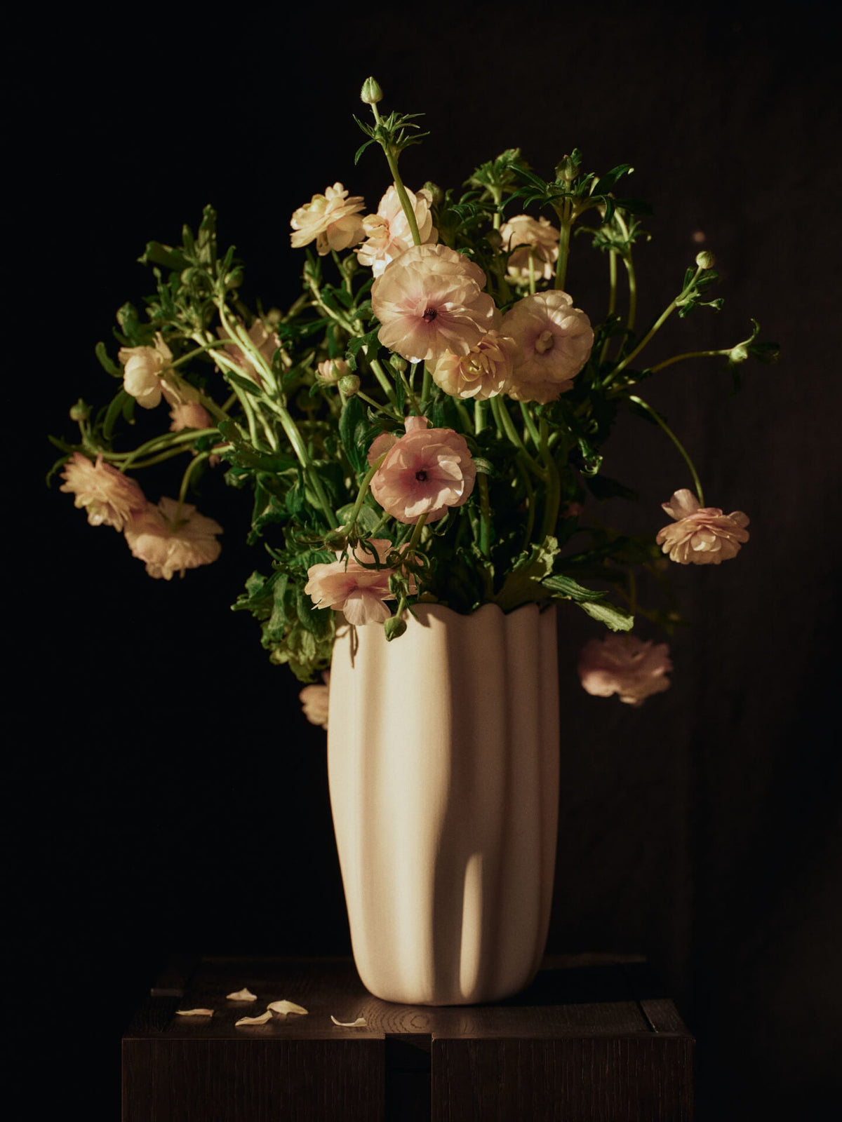 Vase Nium blanc cassé avec un bouquet de fleurs roses.