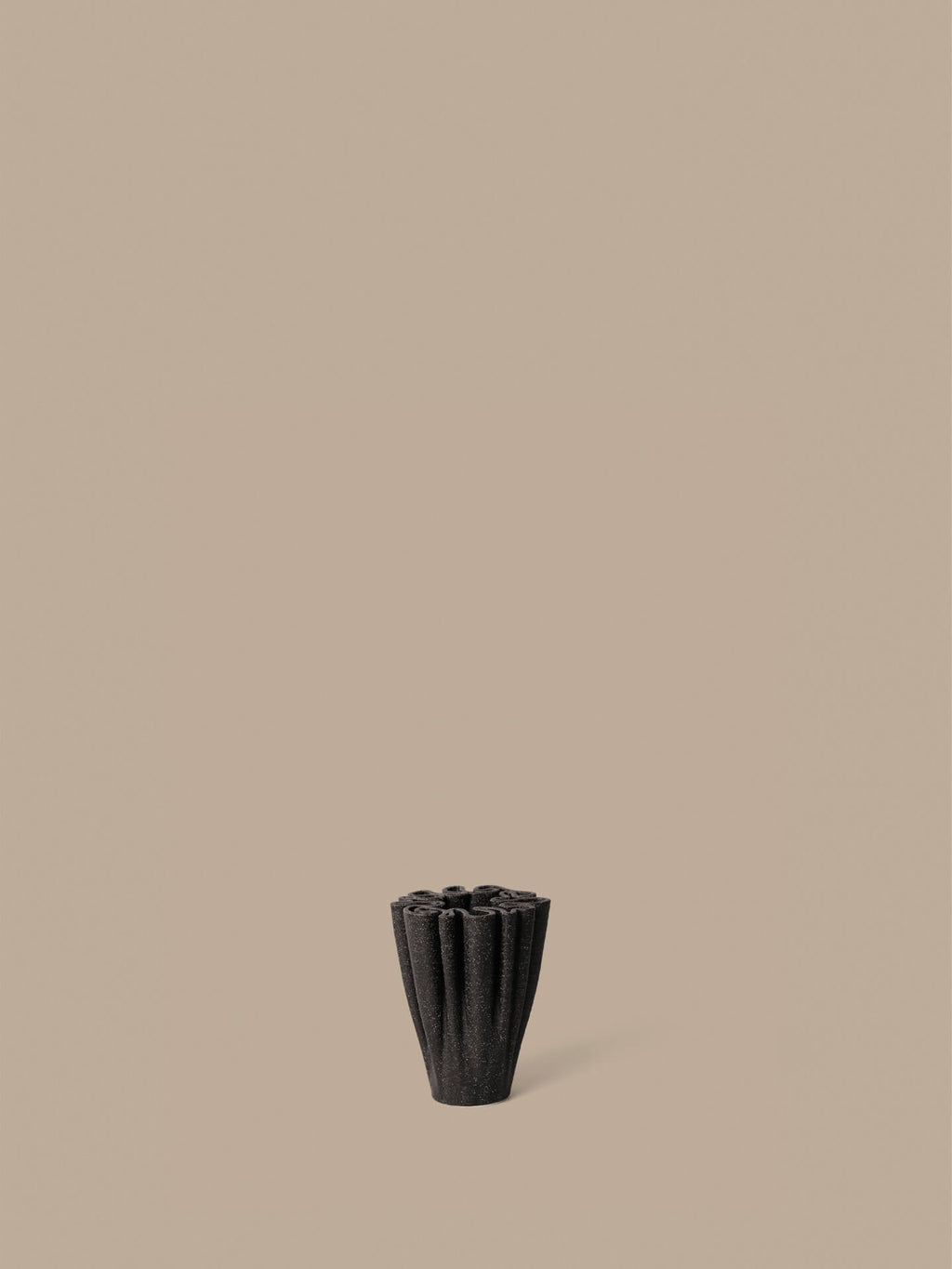 Petit vase Dedali brun foncé présenté seul sur un fond neutre.