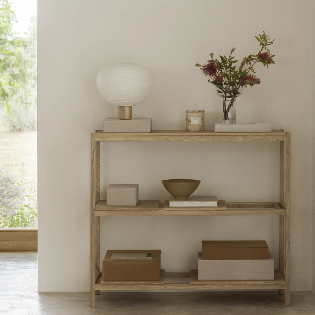 Vase Miyabi haut transparent avec un bouquet sur une étagère.