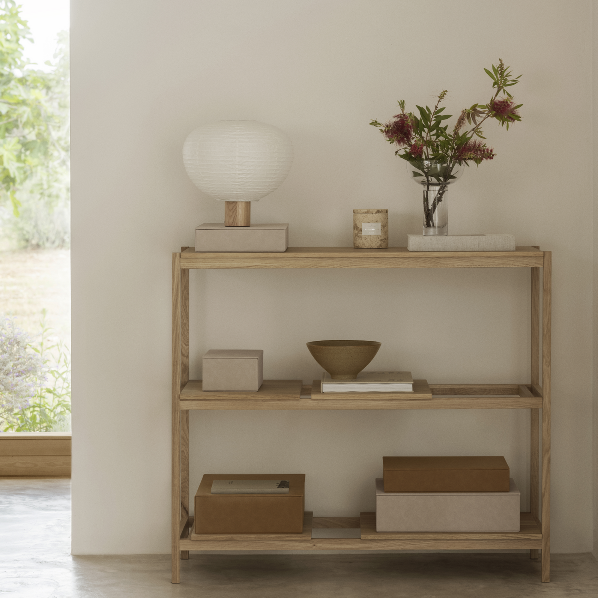 Vase Miyabi haut transparent avec un bouquet sur une étagère.