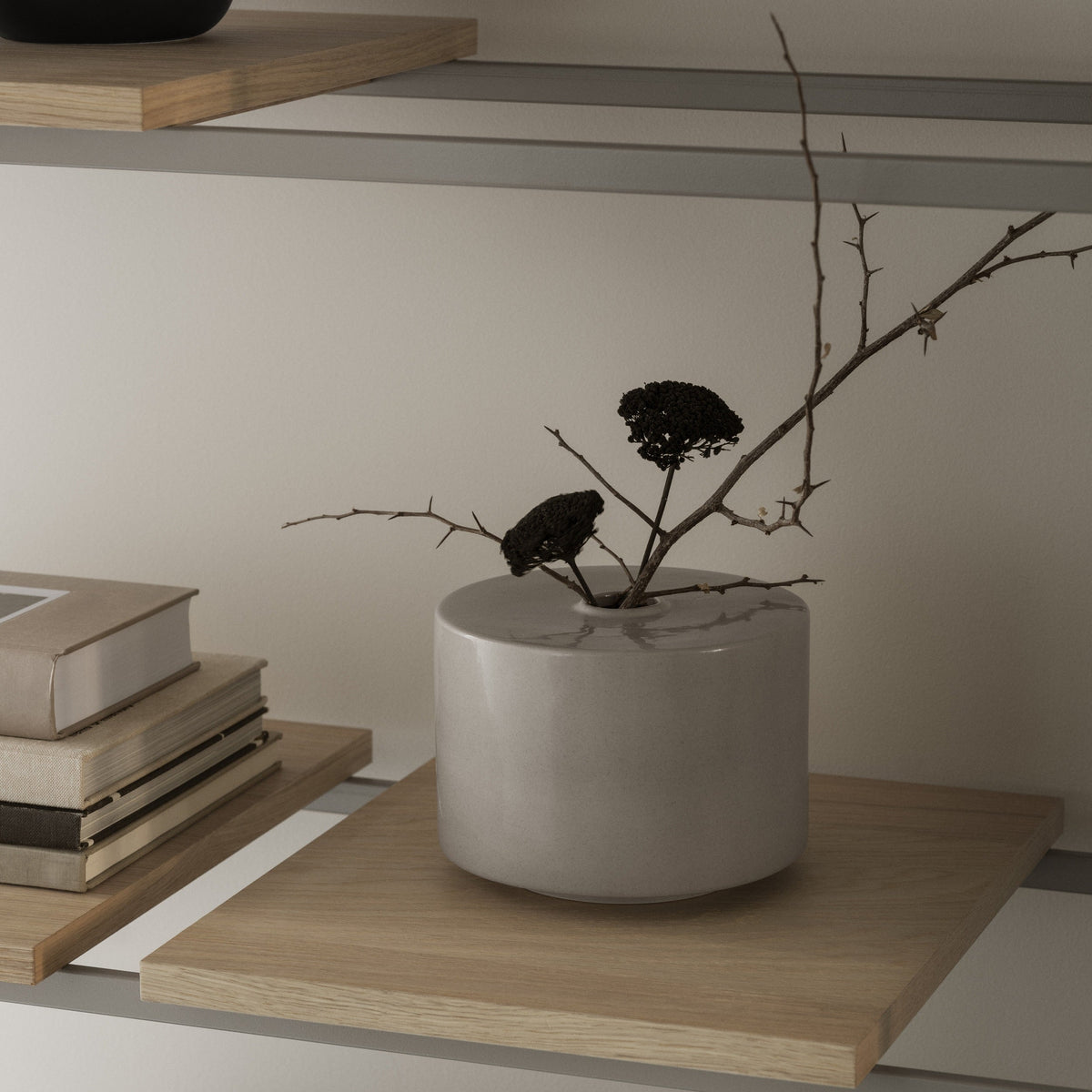 Vase Makoto Moonbeam avec des branches sur une étagère.